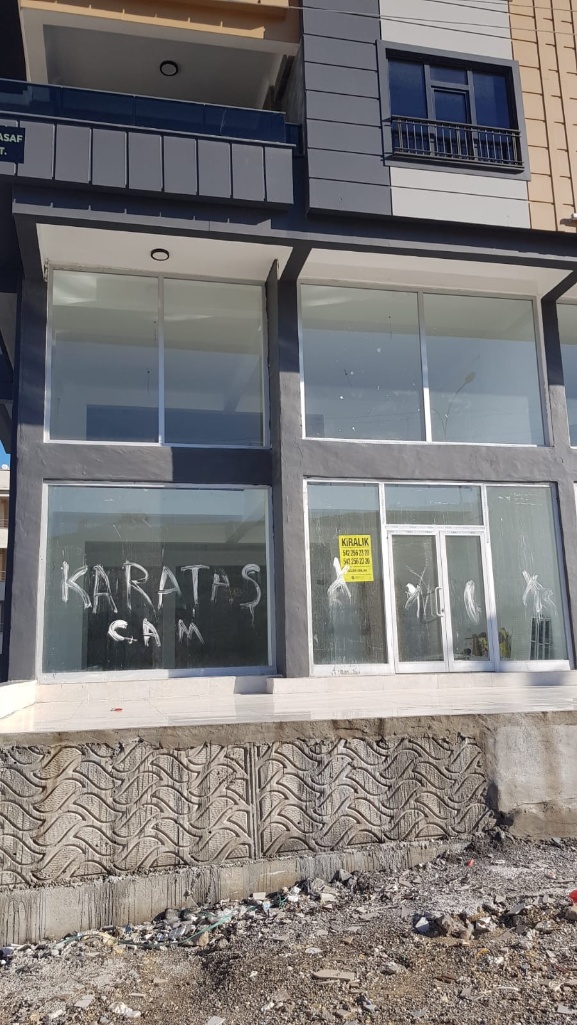 KARAKÖPRÜ SOLDAKİ 35 M.YOLUNDA AKPIYAR MAH.AKSA D.GAZ YANINDA BELET İNŞ.ALTINDA DÜKKAN 4 KATLI