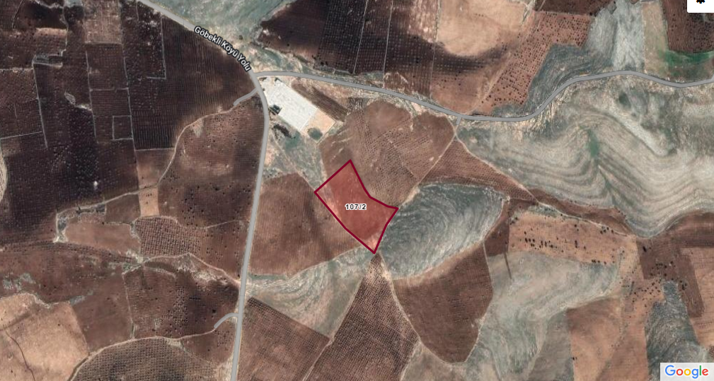 KARAKÖPRÜ YUKARIGÖBEKLİDE TARLA FISTIKLIK 23.960 M2 300 TLM2