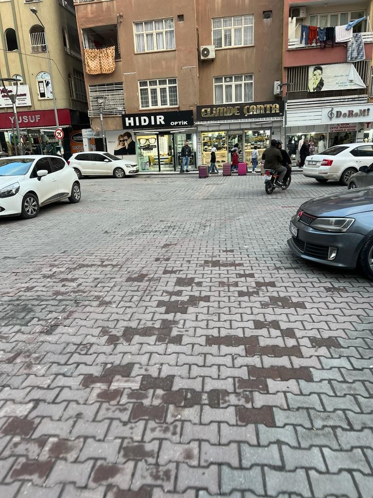 BAHÇELİEVLERDE TUTKU GİYİM MAGAZASI YANINDA  SATILIK DÜKKAN  65 M2