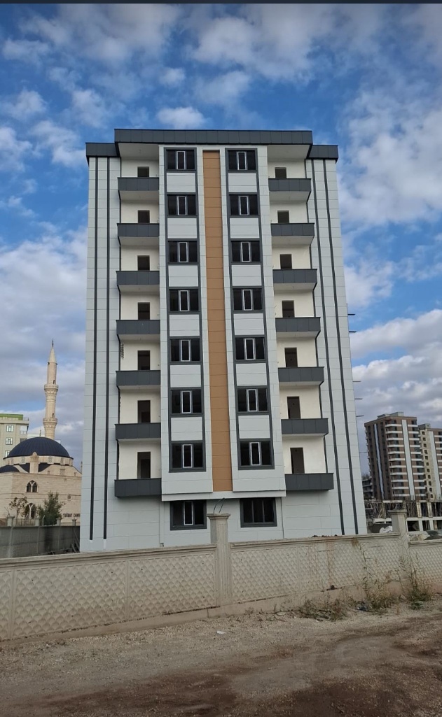 KARAKÖPRÜ SEYRANTEPEDE SAVCI LOJMANLARI BİTİŞİĞİ 3.KAT 2+1 ODALI 70 M2