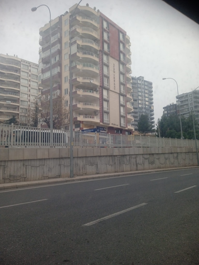 KARAKÖPRÜ DOĞUKENTTE İKİNCİ 35 METRE YOLDA  YAŞAMPARK BİR ALT SOKAĞINDA 8.KAT 3+1 ODALI DAİRE