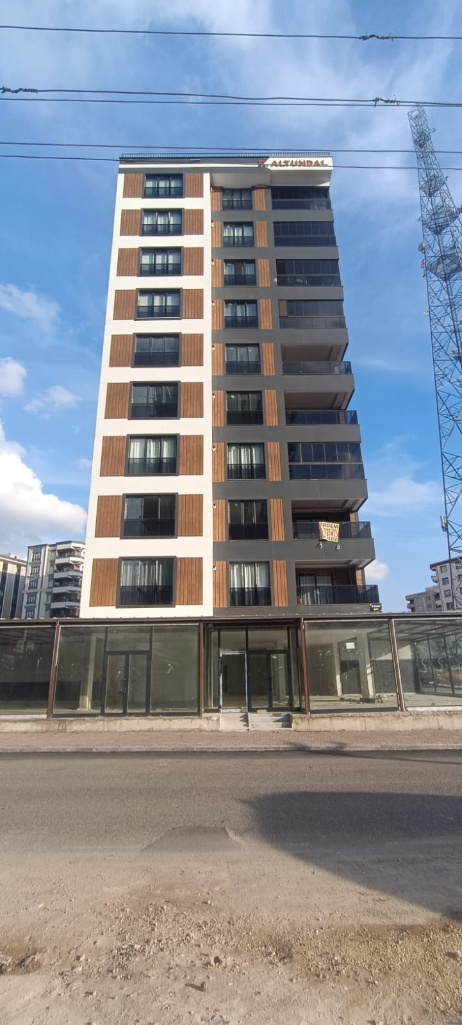 KARAKÖPRÜ YAŞAMPARK YAKININDA MÜSLÜM GÜRSES MÜZESİ KARŞISI SATILIK 400M2 DÜKKAN