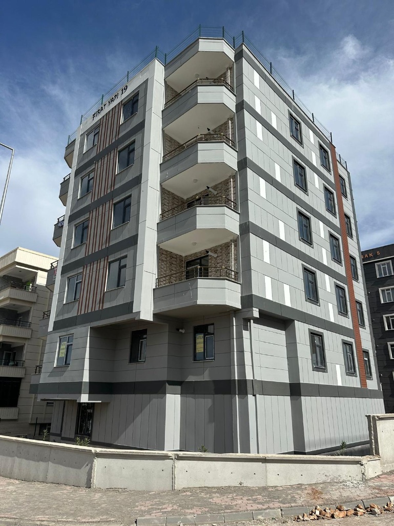 KARAKÖPRÜ SEYRANTEPEDE İLGİ KOLEJİ KARŞISINDA FIRAT YAPIDA 2+1 ODALI SON KAT DAİRE