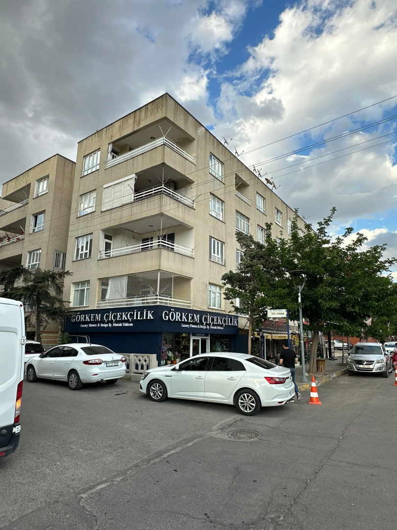 REFAHİYE MAH.GÖRKEM ÇİÇEKÇİLİK ÜSTÜNDE 2.KAT 3+1 ODALI KİRALIK DAİRE 