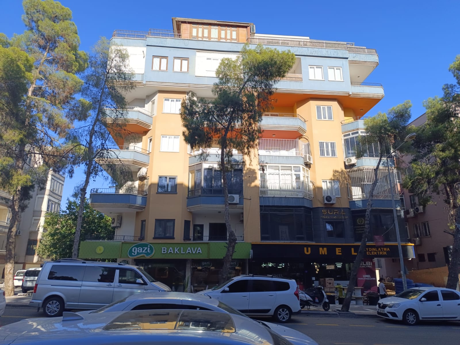 UÇAKSAVAR MEYDANINDA UMEL ELEKTRİK ÜSTÜNDE 4+1 ODALI 4. KAT KİRALIK DAİRE