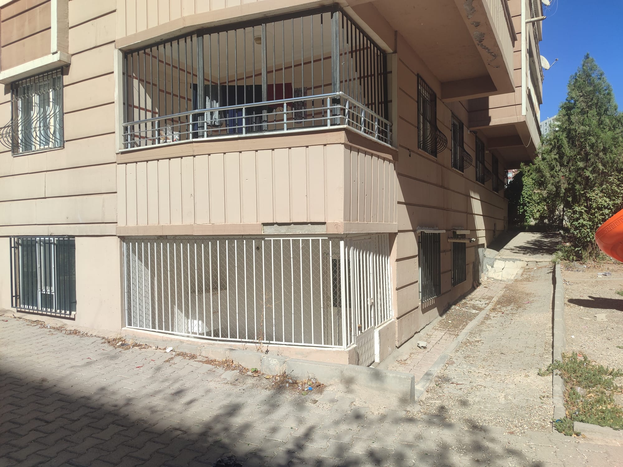 KARAKÖPRÜ AKBAYIR 35 METRE YOLDA MİGROS ARKASINDA 2+0 ODALI SİTE İÇİ GİRİŞ KAT DAİRE 