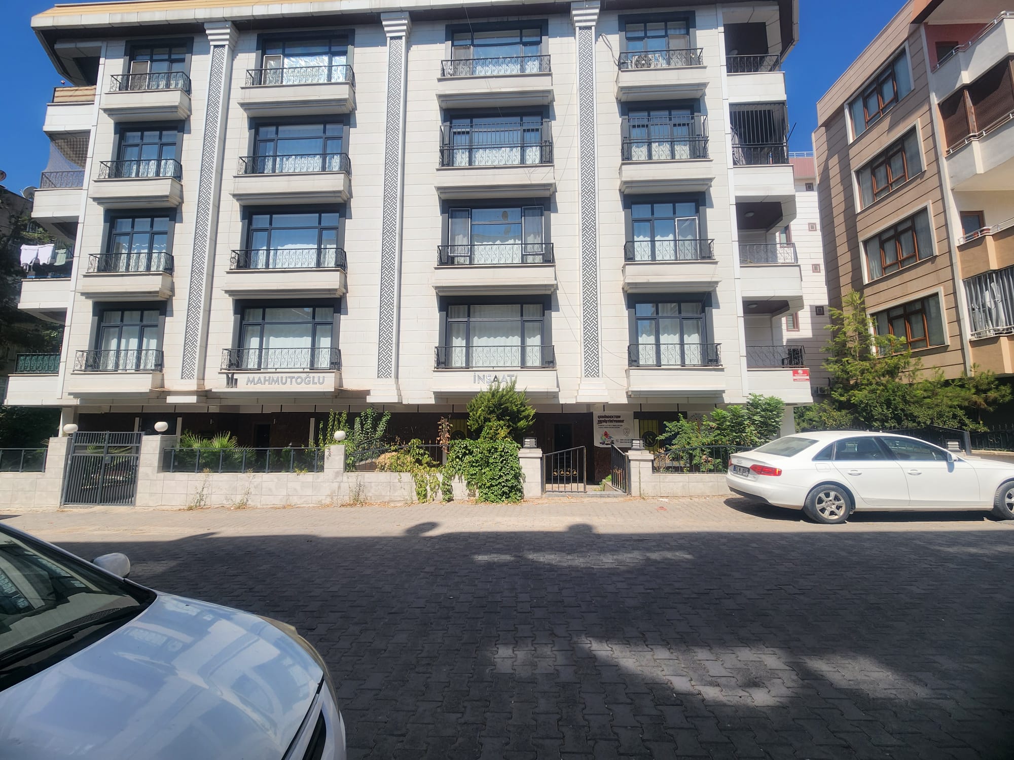 ÖĞRETMEN EVİ CADDESİNDE BİRSEN TURİZM KARŞISINDA SATILIK 3+1 ODALI OFİS 