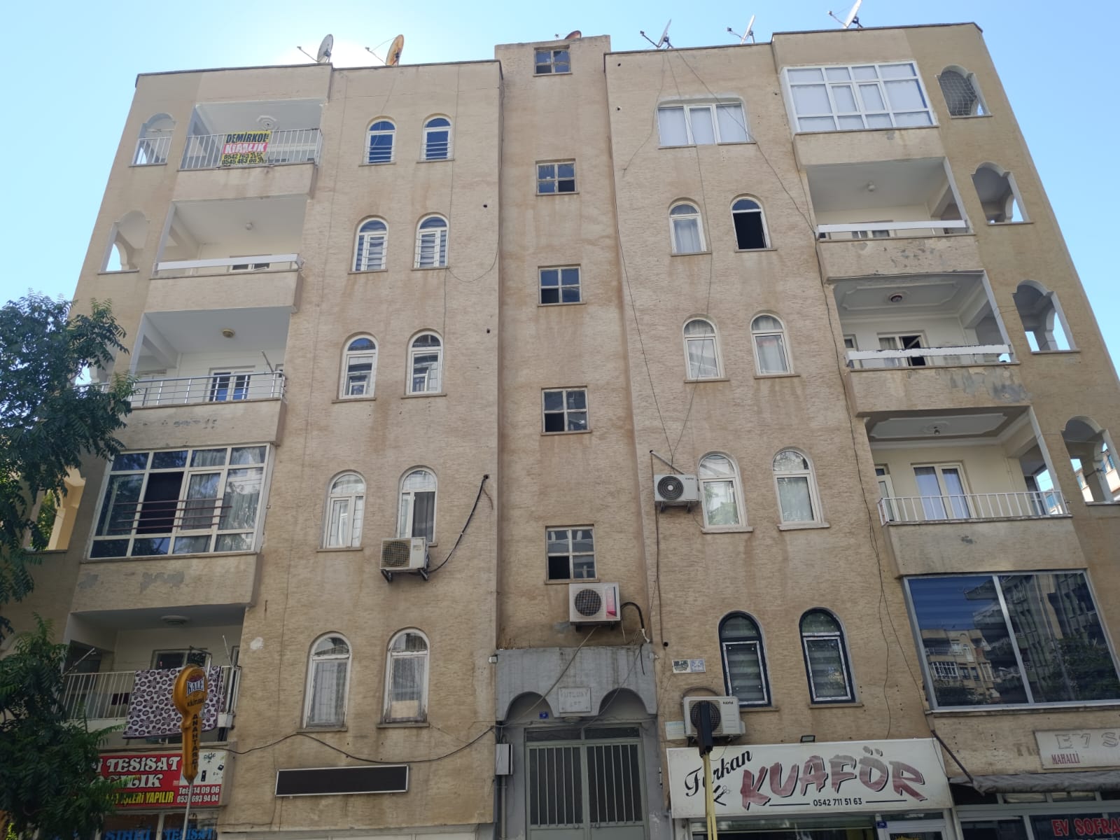 EMNİYET CAD.EV YEMEKLERİ LOKANTASININ YANINDA 3.KAT 2+1 ODALI SATILIK DAİRE 