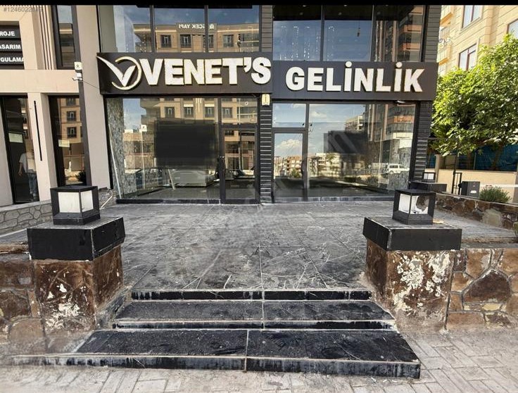 KARAKÖPRÜ ÇARDAKLIKAYA BULVARI 35 M.YOL ÜZERİ 3 KATLI 400 M2 DÜKKAN 