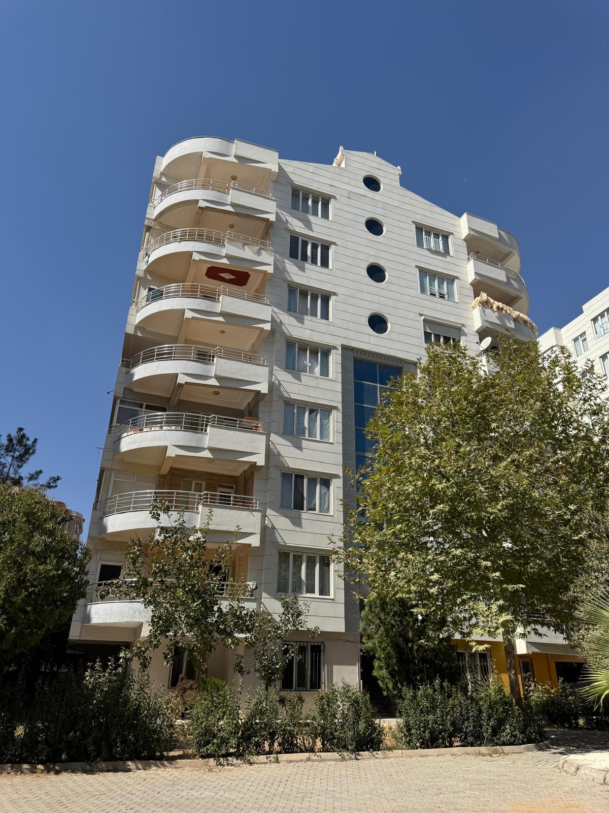KARAKÖPRÜ AKPIYAR BALIK AYAĞINDA SELVİ KENT SİTESİNDE GİRİŞ KAT 4+1 ODALI SATILIK DAİRE 