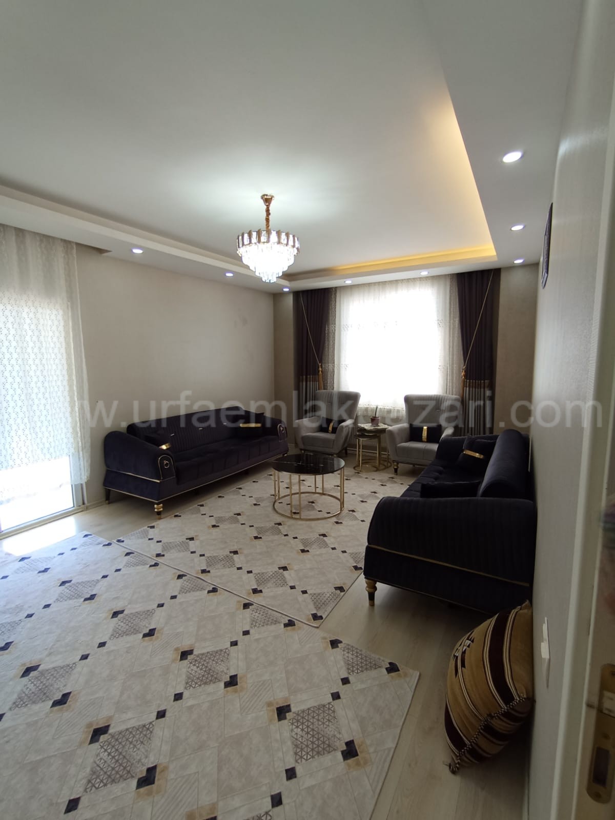 SIRRIN KARŞIYAKADA CUMA PAZARI YANINDA 7. KAT 3+1 ODALI EŞYALI SATILIK DAİRE 