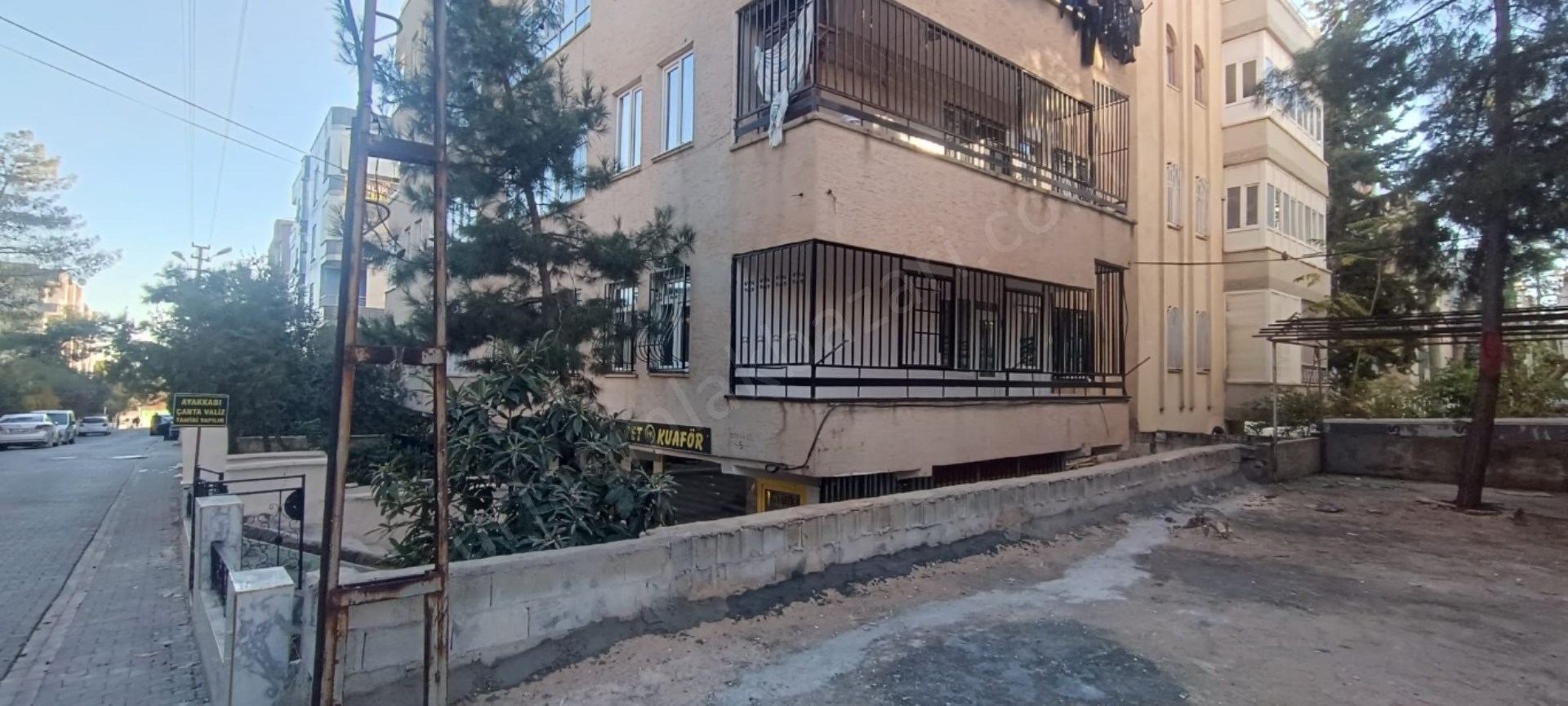 ÖĞRETMEN EVİ CADDESİ VALİ KONAĞI CAMİSİ YANINDA 1.KAT 2+1 ODALI KİRALIK DAİRE 