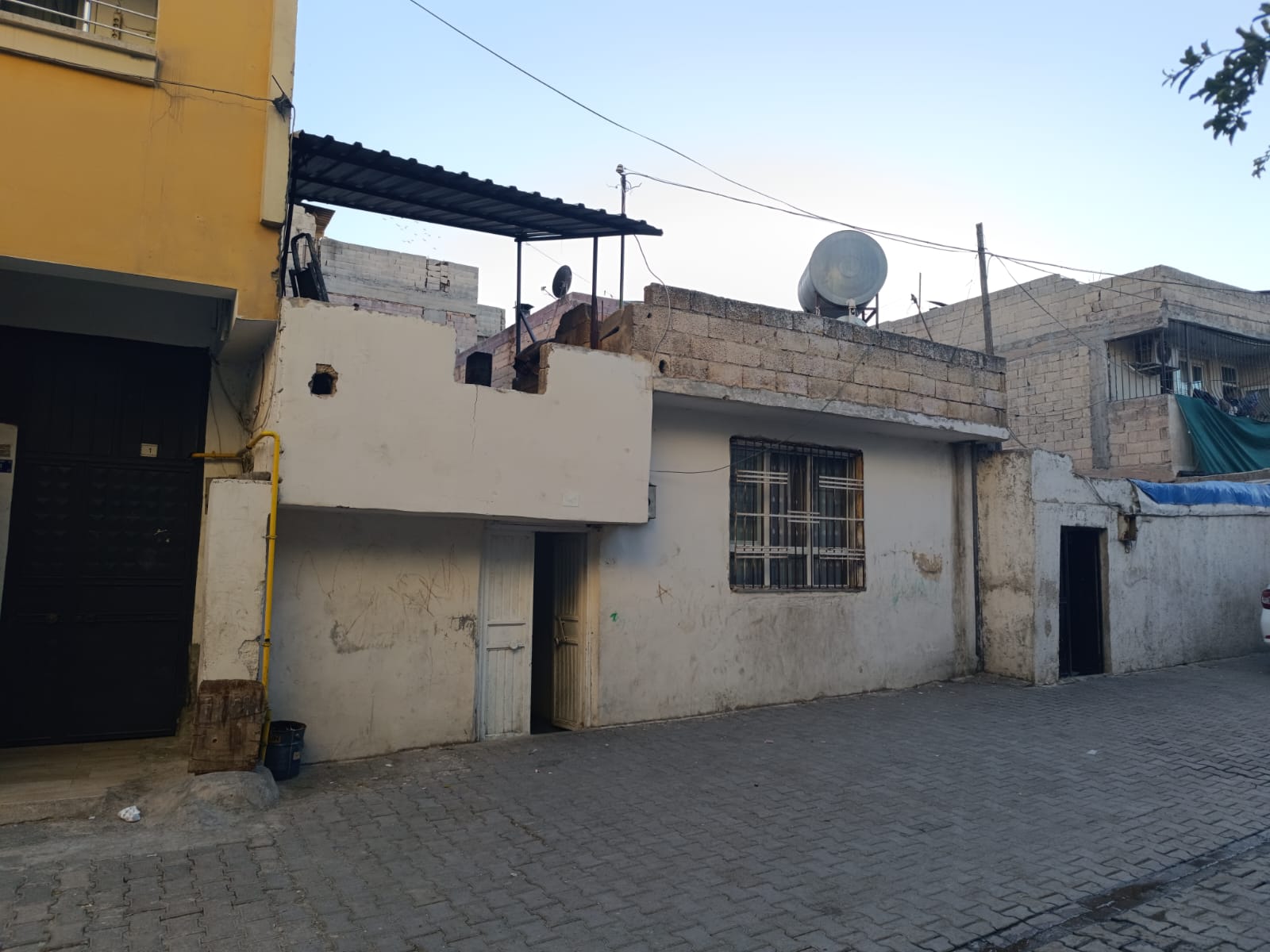 YENİŞEHİRDE YEŞİLDİREK 24 METRE YOLDA ONUR LASTİK ARKASINDA SATILIK AVLULU EV 