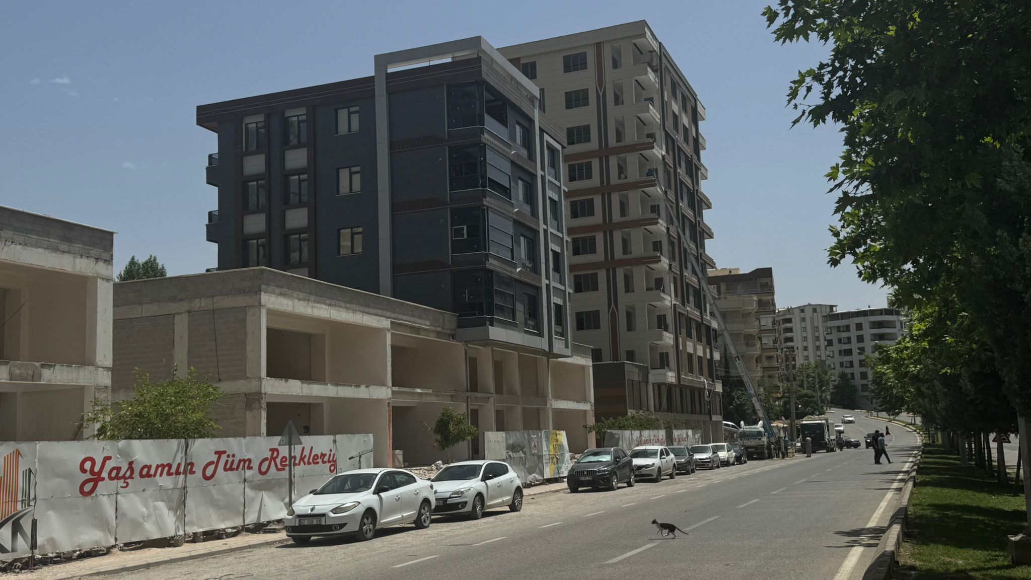 KARAKÖPRÜ İKİNCİ 35 METRE YOLDA ELSİYUM SİTESİNDE SATILIK DAİRE ve DÜKKANLAR 