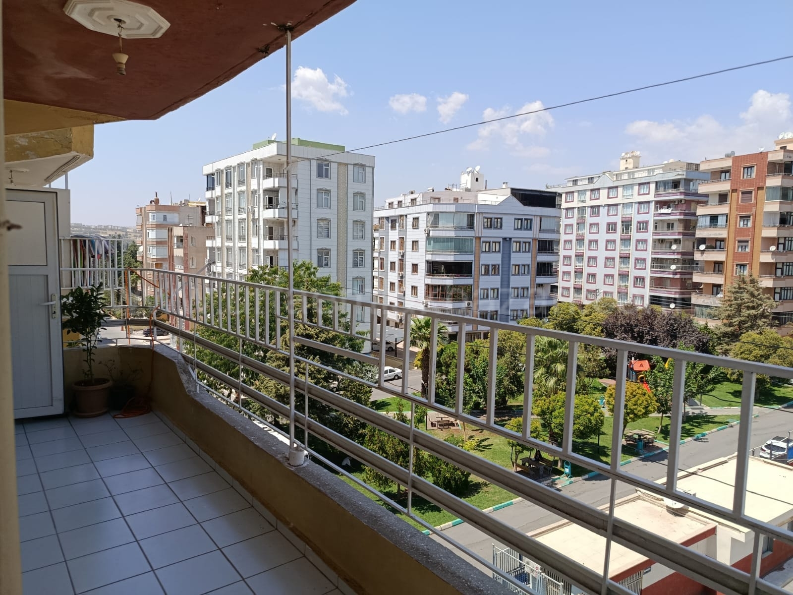 EMNİYET CADDESİ AŞAĞISI RASİME POLAT İLK OKULU KARŞISINDA EN ÜST KAT 3+1 ODALI SATILIK DAİRE 