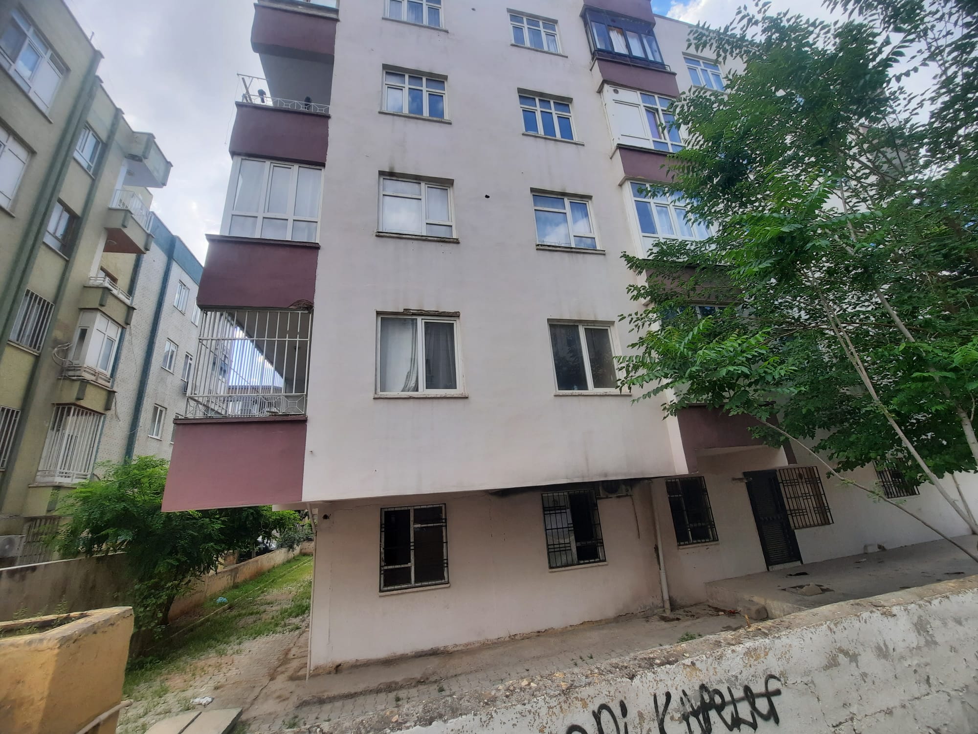 REFAHİYE MAH.KASAPTAŞI PARKI KARŞISINDA 1.KAT 3+1 ODALI SATILIK DAİRE 