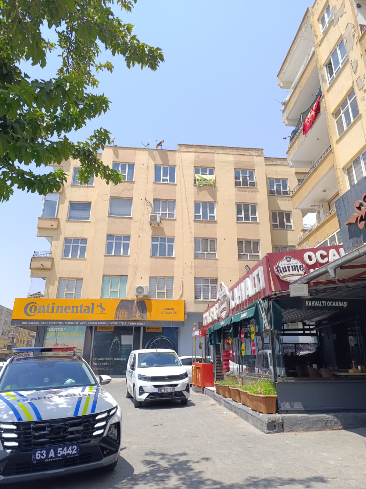 UÇAKSAVAR MEYDANINDA CONTİNENTAL LASTİK ÜSTÜ 4. KAT 3+1 ODALI DAİRE 