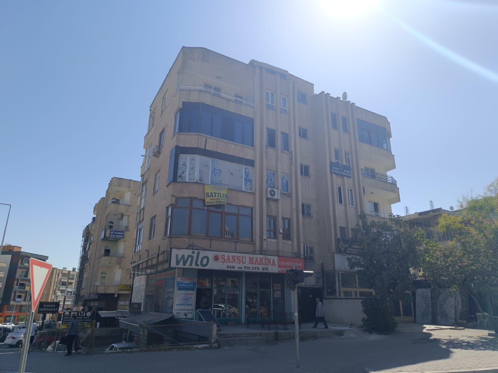 UÇAKSAVARDA SATILIK 3+1 ODALI 2. KAT OFİS 