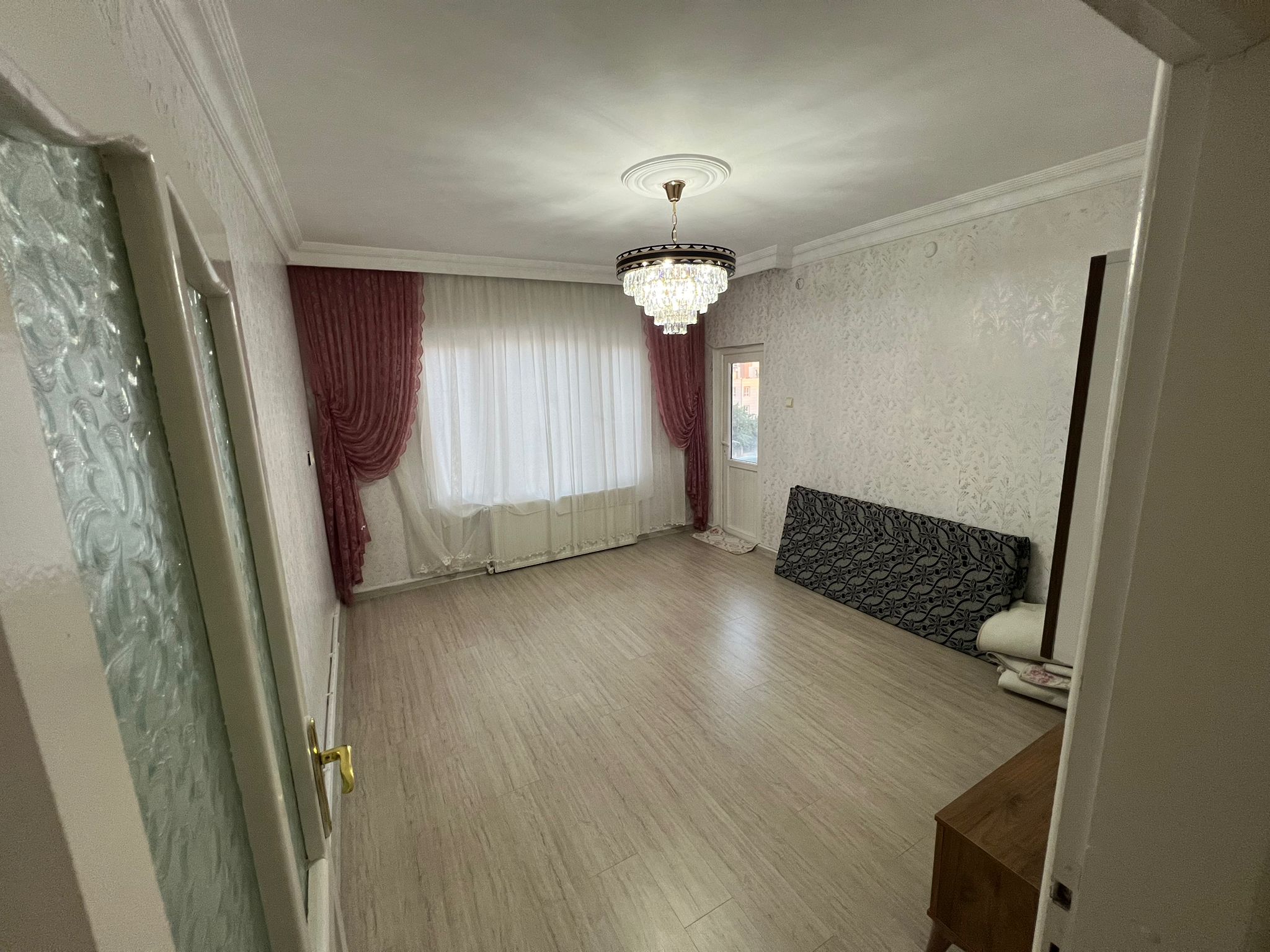 ESKİ ÖĞRETMENEVİ DİŞ HASTANESİ KARŞISINDA SON KAT 3+1 ODALI SATILIK DAİRE 